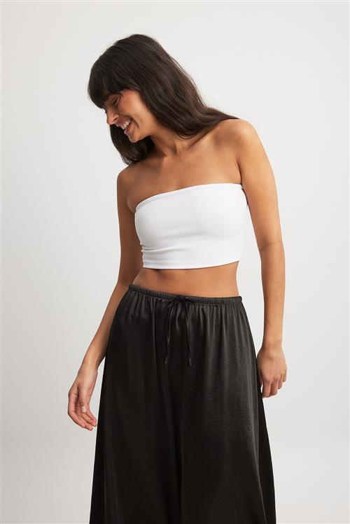 Se NA-KD Basic Cropped tubetop - White ved NA-KD