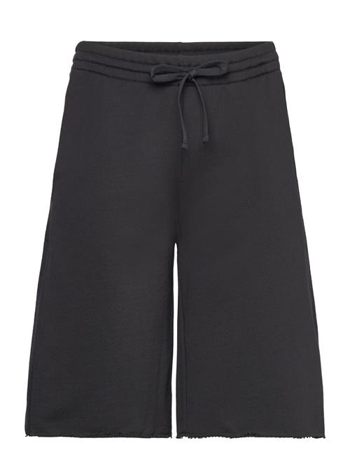 Se Filippa K Reversed Stripe Shorts Filippa K Black ved Booztlet