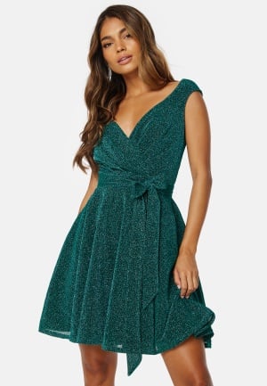 Se Goddiva Lurex Skater Dress Emerald XS (UK8) ved Bubbleroom