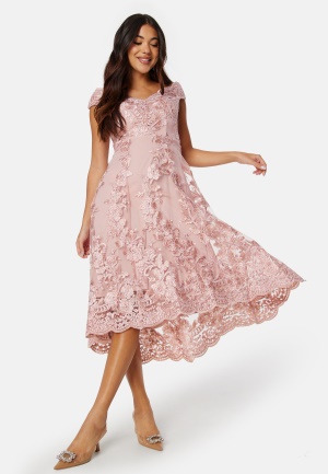 Se Goddiva Embroidered Lace Dress Blush XXXL (UK18) ved Bubbleroom