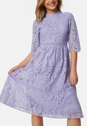 Se Happy Holly High Neck Lace Dress Light lavender 44 ved Bubbleroom