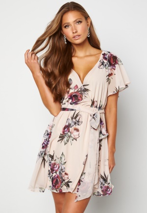 Se Goddiva Floral Flutter Dress Latte XXS (UK6) ved Bubbleroom