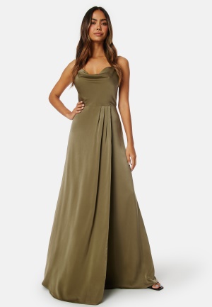 Se Bubbleroom Occasion Waterfall High Slit Satin Gown Olive green 34 ved Bubbleroom