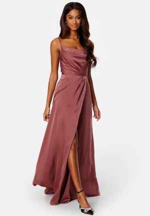 Se Bubbleroom Occasion Waterfall High Slit Satin Gown Dark old rose 44 ved Bubbleroom