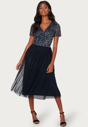 Se AngelEye Short Sleeve Sequin Embellished Midi Dress Navy XS (UK8) ved Bubbleroom