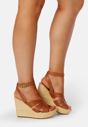 Se UGG Careena Wedge CHESTNUT LEATHER 41 ved Bubbleroom