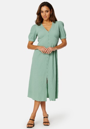 Se BUBBLEROOM Petronella midi dress Dusty green 34 ved Bubbleroom