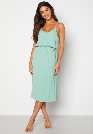 Se Bubbleroom Occasion Gwyneth Pleated Dress Dusty green 42 ved Bubbleroom