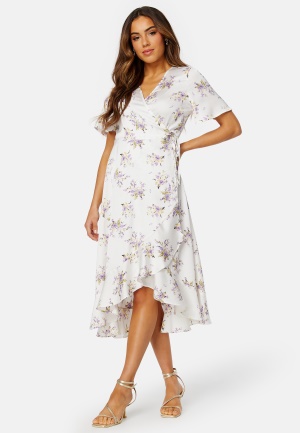 Se BUBBLEROOM Pauletta Wrap Dress Offwhite / Patterned 34 ved Bubbleroom