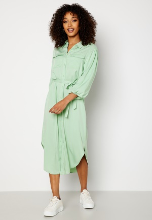 Se VILA Embrace 3/4 Puff Sleeve Midi Dress Grayed Jade 34 ved Bubbleroom