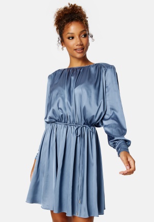 Se BUBBLEROOM Klara Satin Dress Blue 2XL ved Bubbleroom