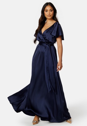 Se Goddiva Flutter Sleeve Satin Maxi Dress Navy XXS (UK6) ved Bubbleroom