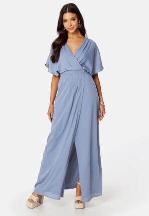 Se Bubbleroom Occasion Amelienne Gown Dusty blue 34 ved Bubbleroom