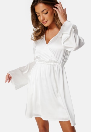 Se Bubbleroom Occasion Malique Satin Dress White 3XL ved Bubbleroom