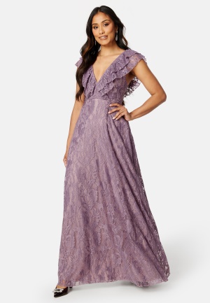 Se Bubbleroom Occasion Yveine Lace Gown Dusty lilac 34 ved Bubbleroom