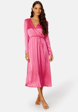 Se Bubbleroom Occasion Rae Satin Dress Pink 2XL ved Bubbleroom