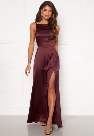 Se Bubbleroom Occasion Laylani Satin Gown Wine-red 46 ved Bubbleroom