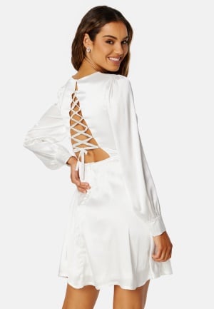 Se Bubbleroom Occasion Maya Open Back Dress White 32 ved Bubbleroom