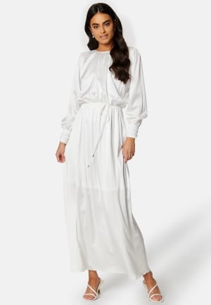 Se Bubbleroom Occasion Klara Satin Maxi  Dress White 4XL ved Bubbleroom