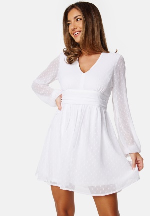 Se Bubbleroom Occasion Dotted Tie Back L/S Chiffon Dress White 46 ved Bubbleroom