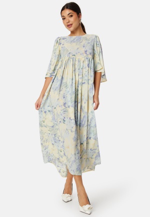 Se Bubbleroom Occasion Keela Dress Blue / Floral 34 ved Bubbleroom