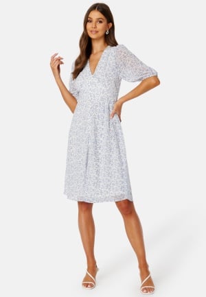 Se BUBBLEROOM Mirelle dress Blue / Patterned 34 ved Bubbleroom