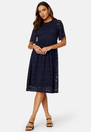 Se Happy Holly Mandie lace dress Dark blue 34 ved Bubbleroom