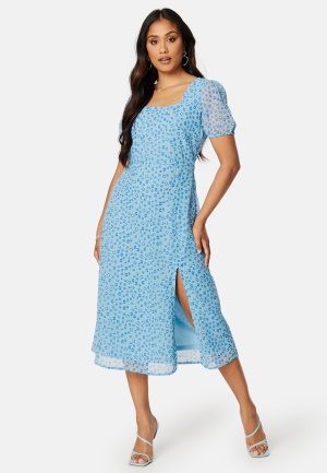 Se BUBBLEROOM Emilia puff sleeve dress Light blue / Patterned 34 ved Bubbleroom