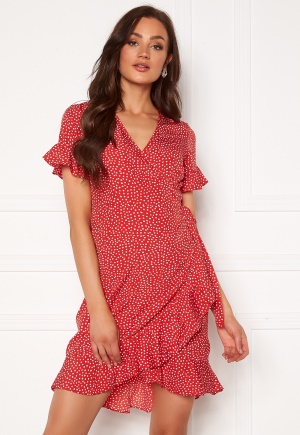 Se VERO MODA Henna 2/4 Wrap Frill Dress Goji Berry AOP:White XS ved Bubbleroom