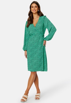 Se JDY Lillo LS Wrap Dress Kelly Green AOP:HEAR M ved Bubbleroom