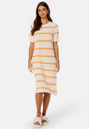 Se SELECTED FEMME Alby SS Long Knit Dress Birch Stripes:PAPAYA XS ved Bubbleroom