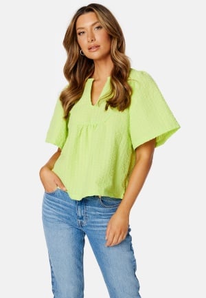 Se VILA Kuliza V-Neck 2/4 Top Lettuce Green 34 ved Bubbleroom