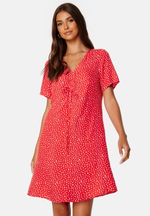 Se Pieces Nya SS V-Neck Short Dress Poppy Red AOP: Heart XS ved Bubbleroom