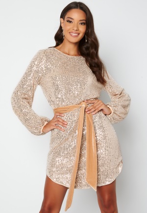 Se BUBBLEROOM Sanja sparkling dress Champagne / Silver 34 ved Bubbleroom