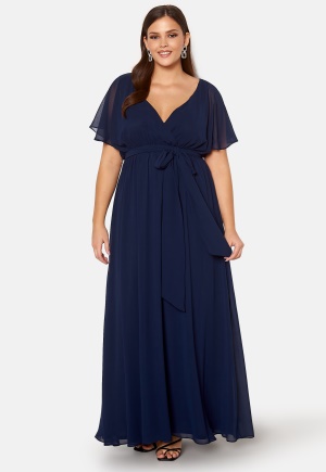 Se Goddiva Curve Flutter Sleeve Chiffon Maxi Curve Dress Navy 46 (UK18) ved Bubbleroom