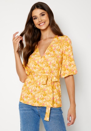 Se Happy Holly Jalona wrap top Yellow / Floral 32/34 ved Bubbleroom