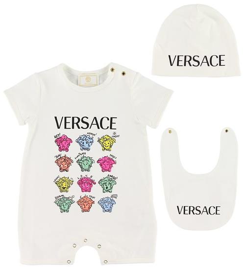 Se Versace Versace GaveÃ¦ske - Sommerdragt/Hue/SavlesmÃ¦k - Hvid m. Print ved KidsWorld