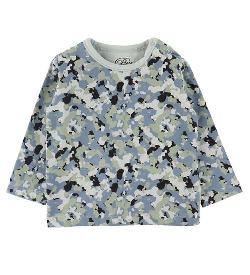 Se Petit by Sofie Schnoor Bluse - AOP Camouflage ved KidsWorld