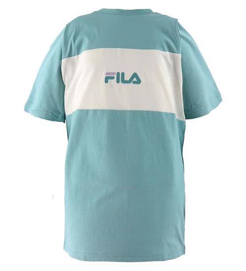 Se Fila Fila T-shirt - Elliot - Cameo Blue/Snow White ved KidsWorld