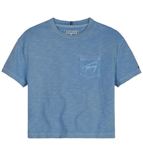 Se Tommy Hilfiger Tommy Hilfiger T-Shirt - Script Pocket - Blue Crush ved KidsWorld