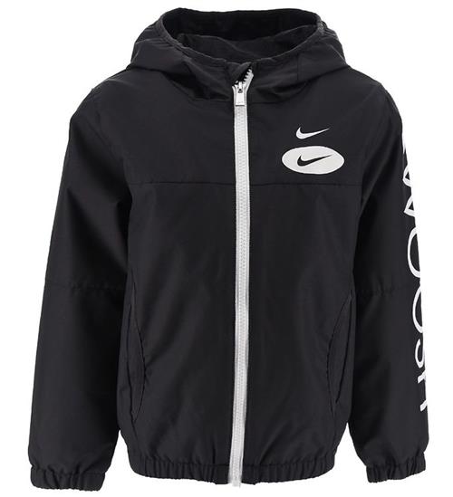 Se Nike Jakke - Swoosh - Sort ved KidsWorld