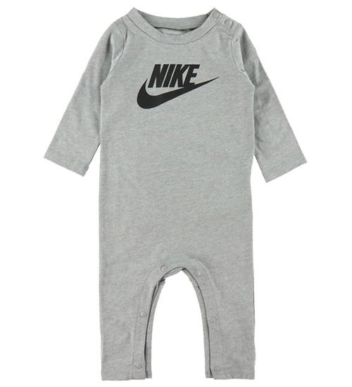 Se Nike Nike Heldragt - Dark Grey Heather ved KidsWorld