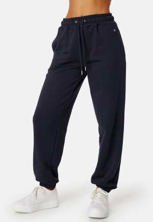 Se GANT Rel Shield Sweatpants EVENING BLUE S ved Bubbleroom