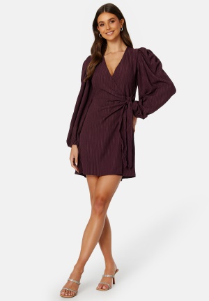 Se BUBBLEROOM Axelle Wrap Dress Dark wine-red XS ved Bubbleroom