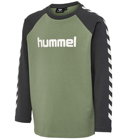 Se Hummel Hummel Bluse - hmlBOYS - Oil Green ved KidsWorld