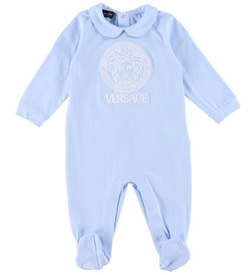 Se Versace Versace Heldragt m/f - LyseblÃ¥/Hvid m. Logo ved KidsWorld