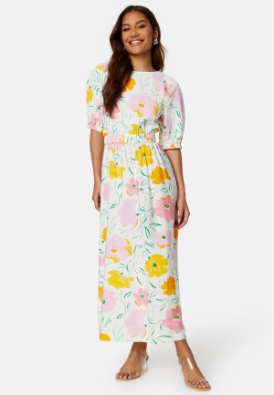 Se Object Collectors Item Hasini S/S Long Dress Cloud Dancer AOP:FLO 38 ved Bubbleroom