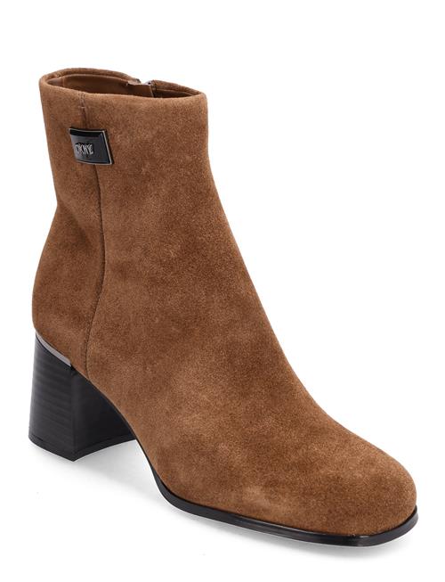 Se DKNY Ranya - Ankle Bootie DKNY Brown ved Booztlet