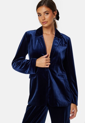 Se Bubbleroom Occasion Maya Velvet Blazer Navy 34 ved Bubbleroom