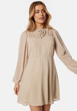 Se BUBBLEROOM Roxana Dress Light beige 34 ved Bubbleroom